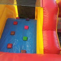 Springen, Rutschen, Jubeln – Zirkusspaß für Alle! Hüpfburg Zirkus 11 Zirkus aufgang rutsche