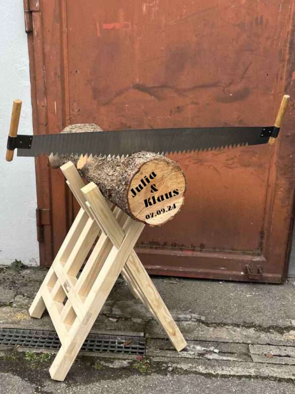 Baumstammsägen Hochzeit mit Namen und Datum des Brautpaars