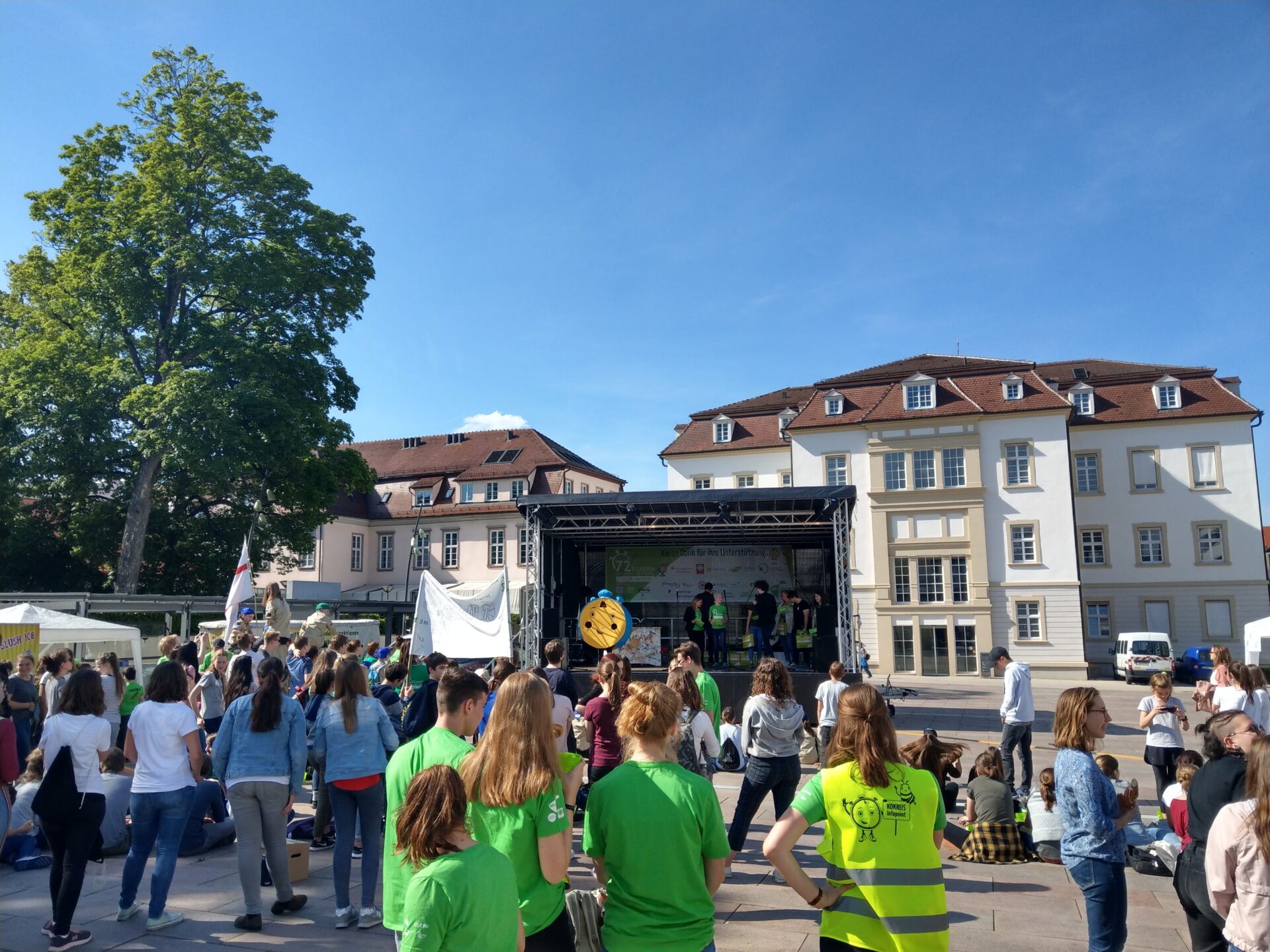 Mobile Bühne mit Licht und Tontechnik - Veranstaltungstechnik mieten
