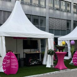 Magenta Firmenevent mit Gitterboxen Eventmöbel im Osterlook