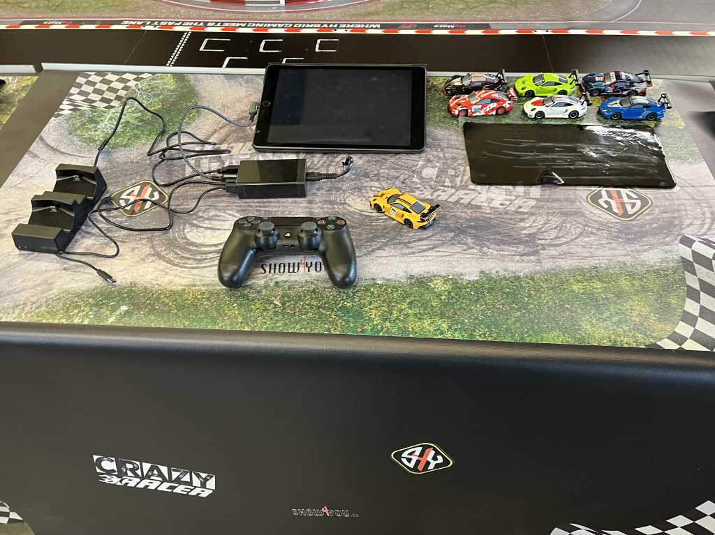 Carrera Hybrid Rennbahn mieten: Die Zukunft des Rennsports für Ihr Event 5 Carrera-Hybrid-Rennleitung-mit-iPad-Ladestation-und-PS4-Controller