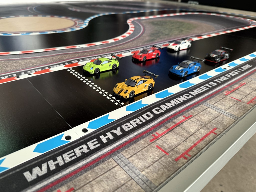 Carrera Hybrid Rennbahn mieten: Die Zukunft des Rennsports für Ihr Event 8 Carrera Hybrid 6er Rennen Startaufstellung