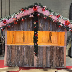 Weihnachtshütte Rustikal mit Tannengrün und rot silbernen Kugeln