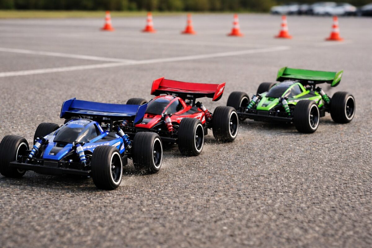 RC-Speedcars-im-freien-Fahren-auf-einem-Parkplatz