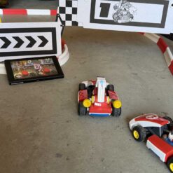 Mario Kart Live Startaufstellung mit 2 Mario Karts und Switch