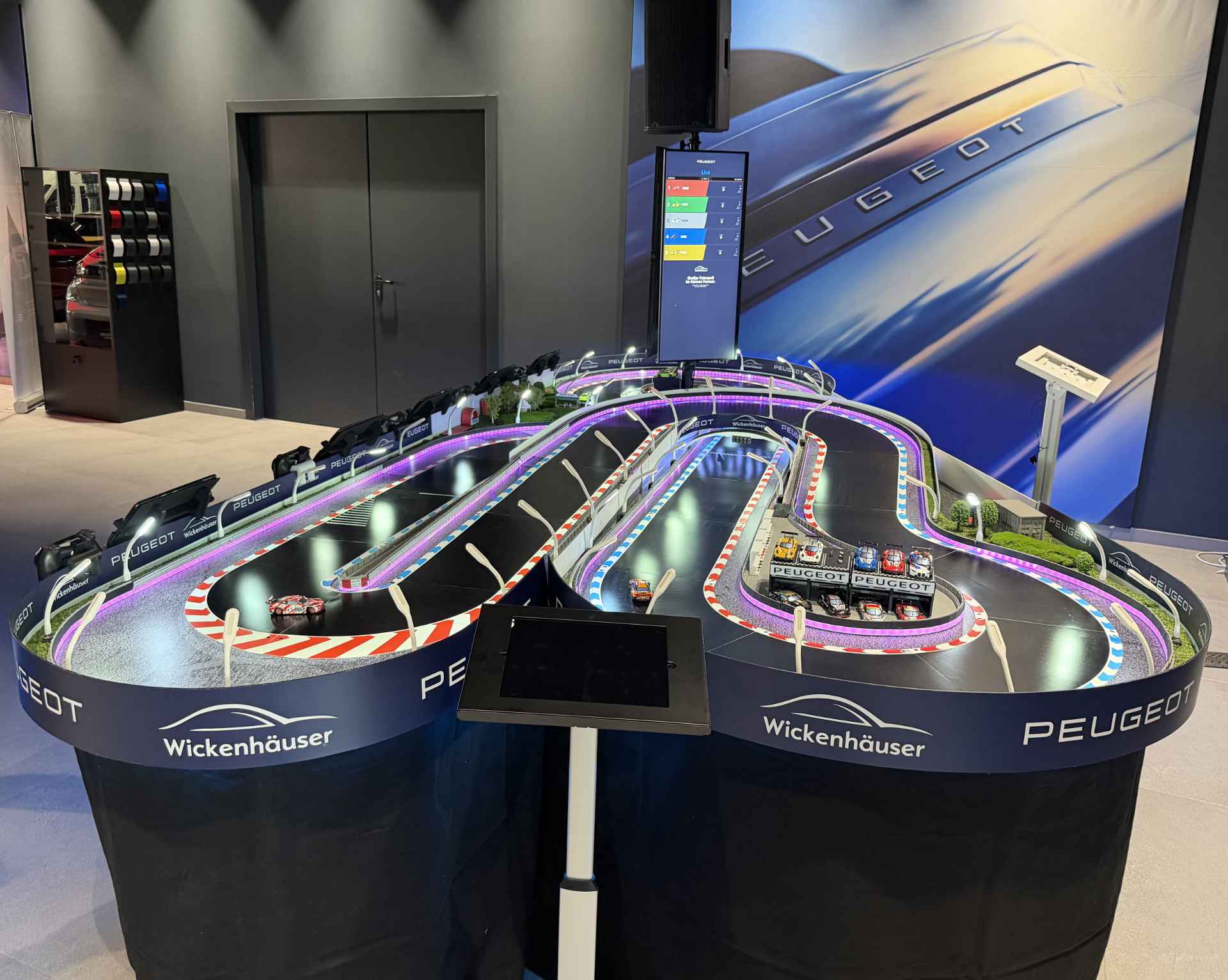 Carrear Hybrid Messe Event Bahn mit Peugeot Kunden Branding